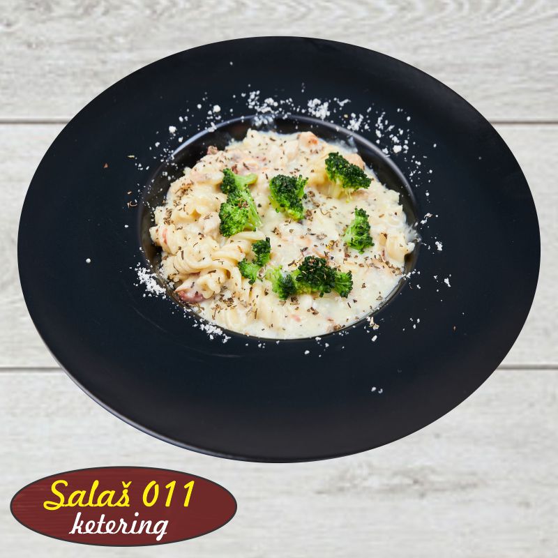 Pasta sa piletinom u gorgonzola sosu Salaš011 ketering Dostava hrane Novi Beograd, Banovo Brdo. ketering. Doručci, kuvana jela., roštilj, tortilje. Obroci za zaposlene, ketering za svaku priliku.